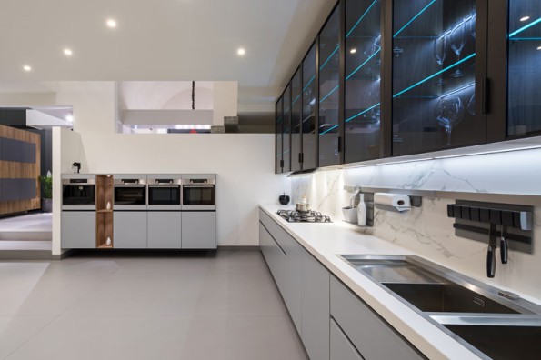 چطور یک آشپزخانه شیشه‌ای طراحی کنیم؟